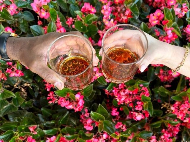 Two people clinking their whiskey glasses at the Kentucky Derby Museum